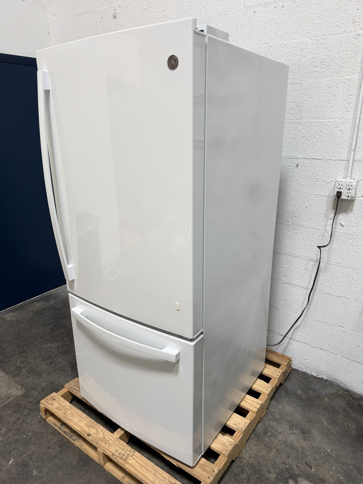 ENERGY STAR 21.0 Cu. Ft. Bottom-Freezer Refrigerator GDE21EGKWRWW