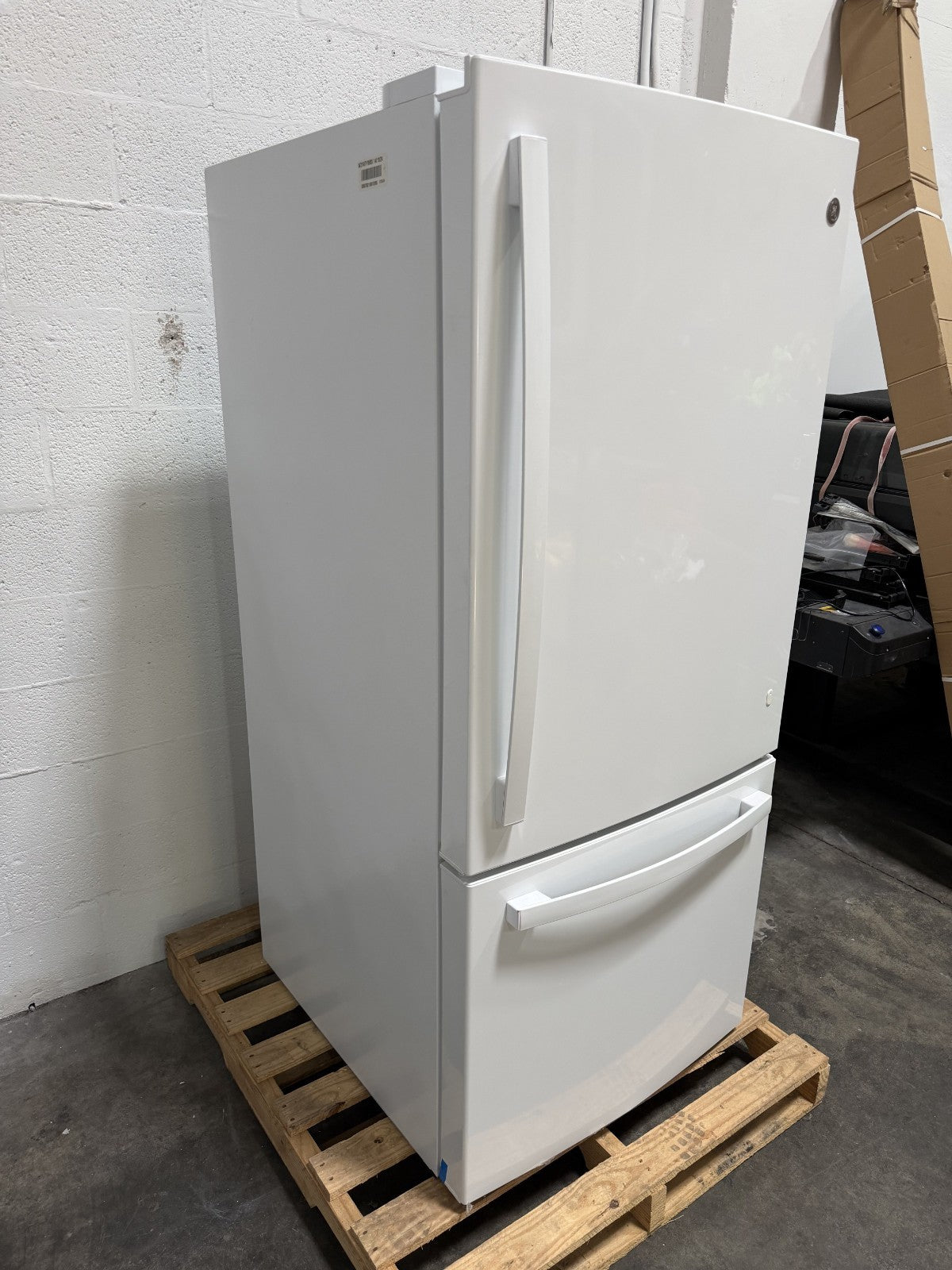 ENERGY STAR 21.0 Cu. Ft. Bottom-Freezer Refrigerator GDE21EGKWRWW