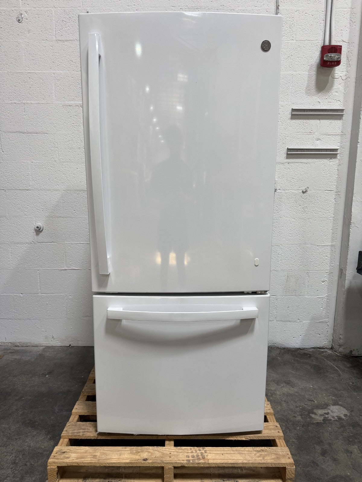 ENERGY STAR 21.0 Cu. Ft. Bottom-Freezer Refrigerator GDE21EGKWRWW